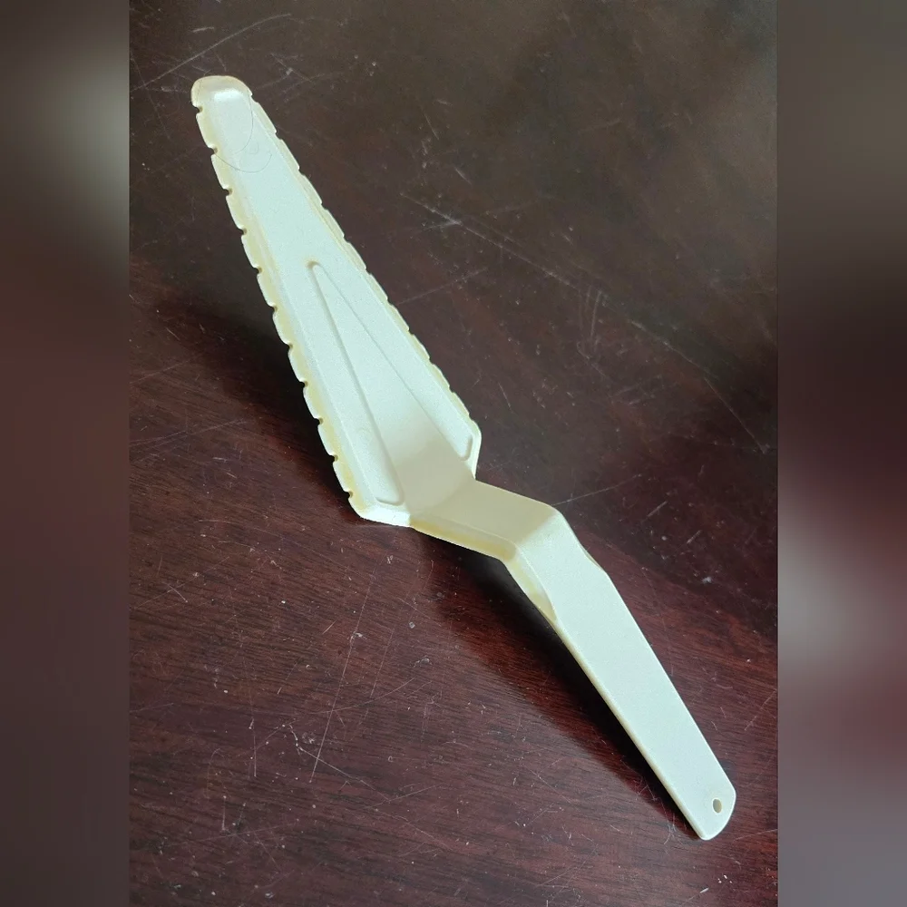 Vintage Tupperware Cream Vut N Serve  Cake and Pie Server.